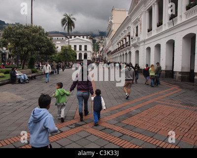 Familie in Plaza De La Independencia in Quito Ecuador in der Nähe des Gouverneurspalastes Stockfoto