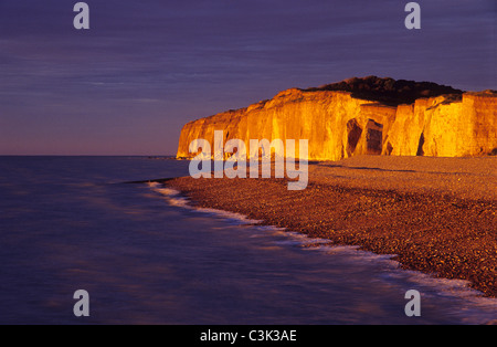 mit Bunker aus dem zweiten beleuchtet Sonnenuntergang Cote d'Albatre (Alabaster-Küste). Weltkrieg in Quiberville, Normandie