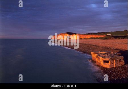 mit Bunker aus dem zweiten beleuchtet Sonnenuntergang Cote d'Albatre (Alabaster-Küste). Weltkrieg in Quiberville, Normandie Stockfoto