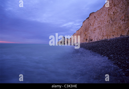 Cote d ' d'Albatre (Alabaster Küste) in Quiberville bei Dämmerung, Normandie Falaises de Craie Roche in Quiberville Stockfoto