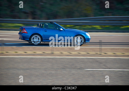 Top Cabrio Mercedes auf der Autobahn Stockfoto