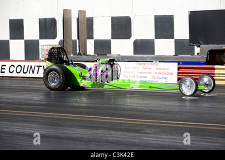 Grüne Dragster Viertel Meile Streifen Leitplanke Stockfoto