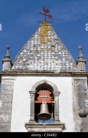 Alten Kirchturm mit Glocke Stockfoto