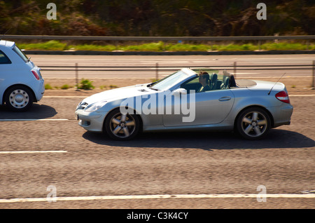 Top Cabrio Mercedes auf der Autobahn Stockfoto