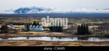 Häuser auf kargen Landschaft in Þingvellir, Island Stockfoto