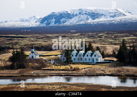 Häuser auf kargen Landschaft in Þingvellir, Island Stockfoto