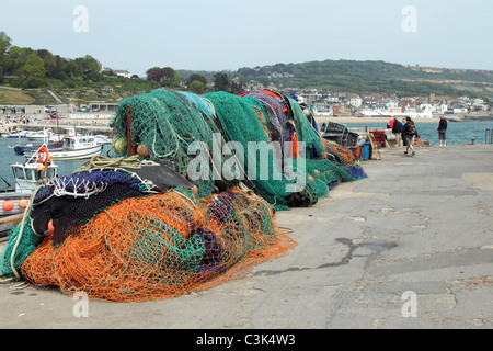 Fischernetze am Kai in Lyme Regis Harbour Stockfoto