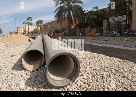 Renovierung und Modernisierung Arbeiten durchgeführt, vor dem Museum auf der Corniche el Nil in Luxor Ägypten Stockfoto