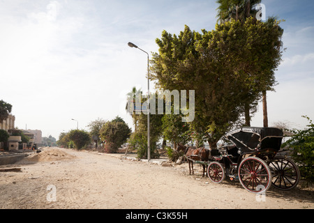 Geparkten Caleche mitten in der Renovierung und Modernisierung Arbeiten durchgeführt auf der Corniche el Nil in Luxor Ägypten Stockfoto