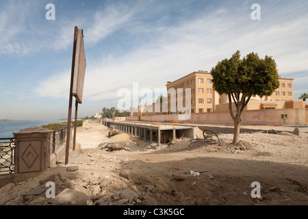 Renovierung und Modernisierung Arbeiten durchgeführt auf der Corniche el Nil in Luxor Ägypten Stockfoto