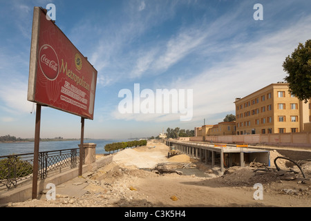 Renovierung und Modernisierung Arbeiten durchgeführt auf der Corniche el Nil in Luxor Ägypten Stockfoto