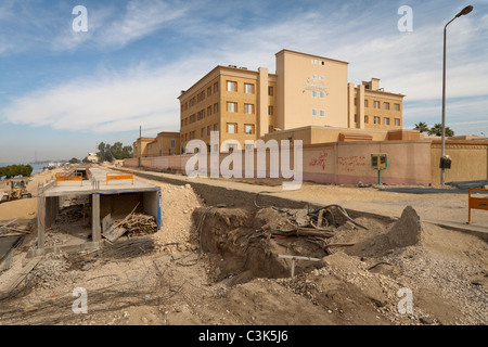 Renovierung und Modernisierung Arbeiten durchgeführt auf der Corniche el Nil in Luxor Ägypten Stockfoto