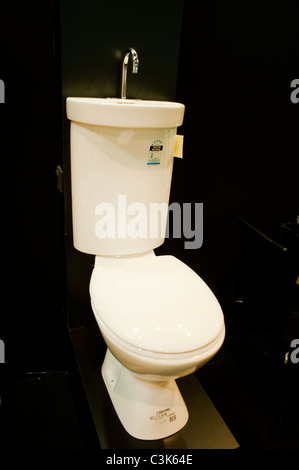 Verbraucher-Messe, "Foire de Pa-Ris" modernen wassersparenden Toiletten auf dem Display, Toilette mit Einbauspüle Stockfoto