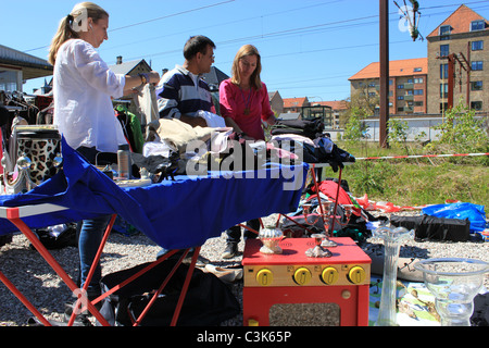 Sonniger Tag auf einem Flohmarkt am Bahnhof Charlottenlund, in der Nähe von Kopenhagen, Dänemark Stockfoto