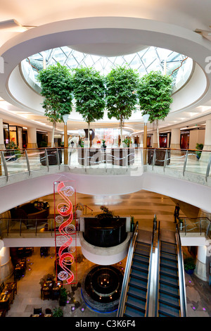 Die Burjuman Shopping Mall in Dubai, Vereinigte Arabische Emirate, Persischer Golf. Stockfoto