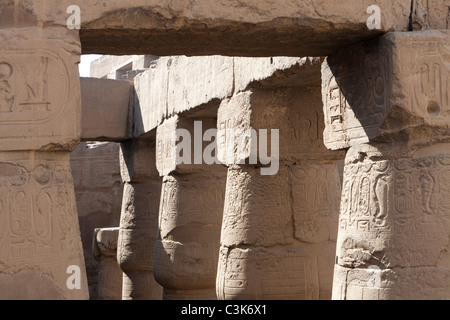 Nahaufnahme von Spaltenüberschriften in Luxor Tempel gesehen von der Moschee von Abu el-Haggag oben auf den Wänden von Luxor Ägypten Stockfoto