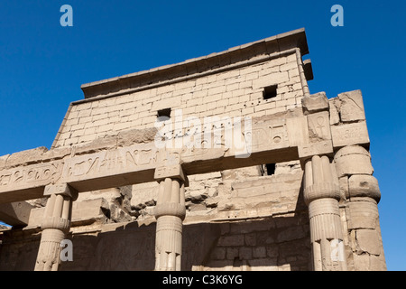 Blick auf den Pylon im Luxor-Tempel von Ramses II, Ostufer, Luxor, Ägypten Stockfoto