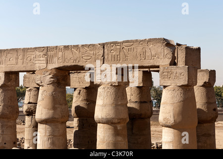 Nahaufnahme von Fensterstürzen und Spaltenüberschriften aus der Moschee von Abu el-Haggag oben auf den Wänden der Luxor-Tempel, Luxor Stadt Ägypten gesehen Stockfoto