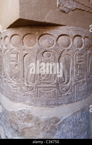 Nahaufnahme von Spaltenüberschriften in der Moschee von Abu el-Haggag oben auf den Wänden der Luxor-Tempel, Luxor Stadt Ägypten Stockfoto