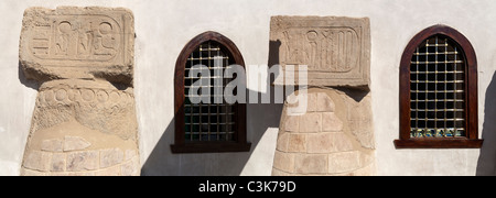 Panorama von Fenstern und Spaltenüberschriften in der Moschee von Abu el-Haggag oben auf den Wänden der Luxor-Tempel, Luxor Stadt Ägypten Stockfoto