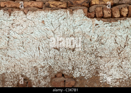 Close-up-Bereich der Schlamm Mauer zeigt etwa neun Kurse mit großen rissige gerendert Bereich in Mitte, Ägypten, Afrika Stockfoto