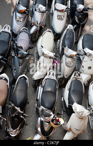 Geparkten Roller in Hanoi das alte Viertel Stockfoto