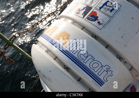 Notfall selbst bereitstellen und selbst aufblasende Rettungsinsel auf dem Schiffsdeck eines auf hoher See. Stockfoto