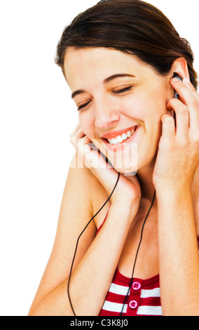 Nahaufnahme einer Frau anhören von Musik über Ohrhörer isoliert auf weiß Stockfoto