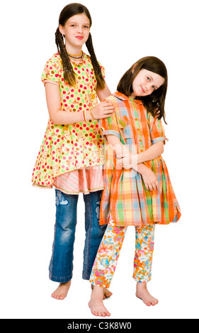 Zwei Mädchen posiert und lächelnd zusammen über weißen isoliert Stockfoto