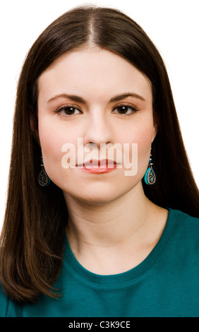 Kaukasische junge Frau denkt über weißen isoliert Stockfoto