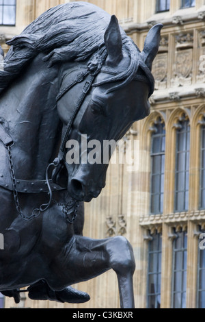 Richard Löwenherz auf seinem Pferd außerhalb der Häuser des Parlaments City of Westminster London England Stockfoto