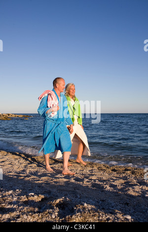 Älteres Paar am Strand Stockfoto