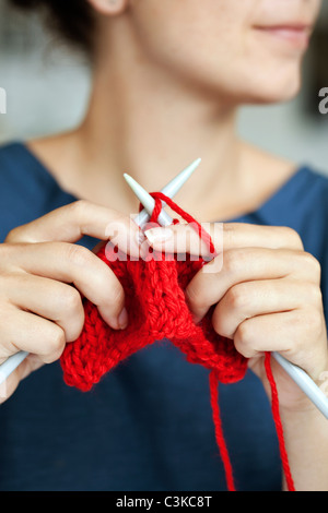 Frau stricken, Nahaufnahme Stockfoto