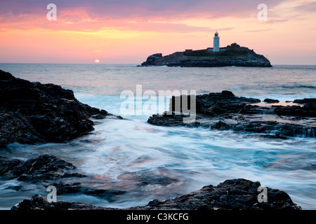 Sonnenuntergang auf den Klippen am Godrevy Godrevy Insel mit Leuchtturm im Hintergrund. Stockfoto