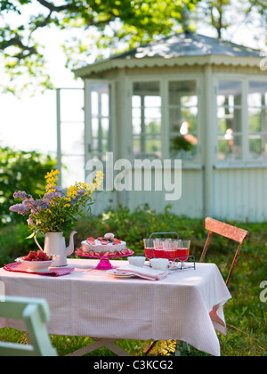 Gedeck auf Tisch im Garten Stockfoto