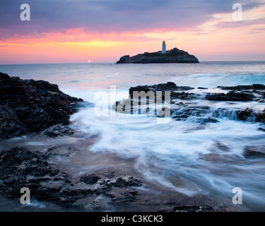 Sonnenuntergang auf den Klippen am Godrevy Godrevy Insel mit Leuchtturm im Hintergrund. Stockfoto