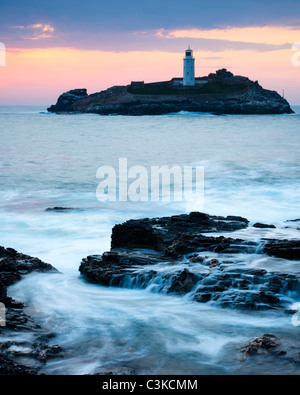 Sonnenuntergang auf den Klippen am Godrevy Godrevy Insel mit Leuchtturm im Hintergrund. Stockfoto