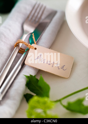 Besteck auf Serviette mit Tischkarte Stockfoto