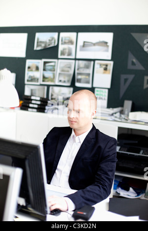 Mann sitzt im Büro mit computer Stockfoto