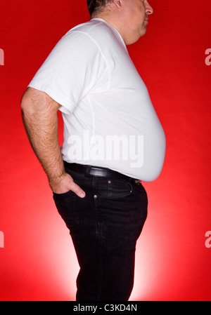 Übergewichtige Menschen vor rotem Hintergrund Stockfoto
