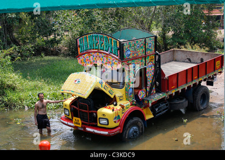 bunt bemalte LKW gewaschen in einem Fluss in den Backwaters von Kerala in Indien Stockfoto