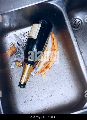 Flasche Champagner und Besteck in Waschbecken, Nahaufnahme Stockfoto