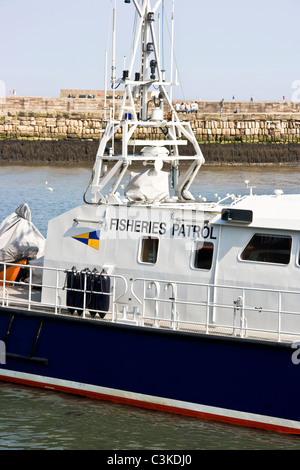 Eine Patrouille der Fischerei Überwachung Boot in Whitby Hafen Hafen Nord Yorkshire England Europa Stockfoto