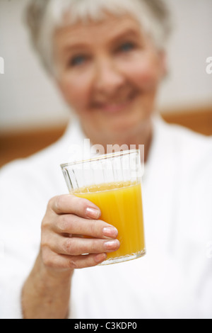 Eine ältere Frau, die Ihr Frühstück, Schweden. Stockfoto