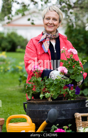 Eine Frau, Blumen Pflanzen, Schweden. Stockfoto