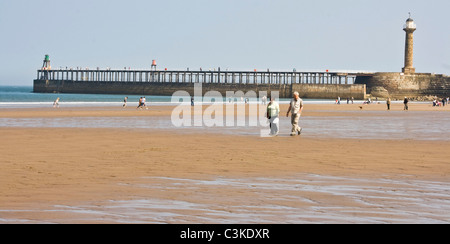 Grad Ii aufgeführten 19. Jahrhundert West Pier und Leuchtturm Whitby North Yorkshire England Europa Stockfoto