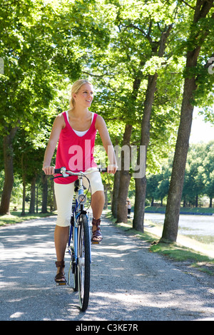 Eine Frau mit dem Fahrrad, Schweden. Stockfoto