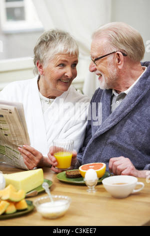 Ein Mann und eine Frau, die Ihr Frühstück, Schweden. Stockfoto