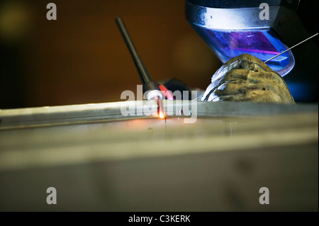 Schweißer mit Schweißbrenner Metalpart, Nahaufnahme Stockfoto