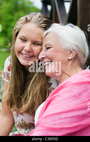 Großmutter und Enkelin lächelnd Stockfoto